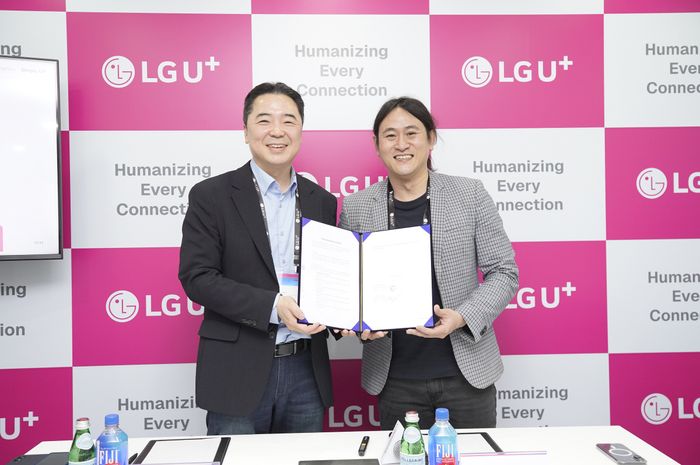 이상엽 LG유플러스 CTO(전무)와 백준호 퓨리오사AI 대표(오른쪽)가 MWC26 현장에서 기념촬영을 하는 모습.ⓒLG유플러스