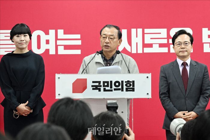 이정현 국민의힘 공천관리위원장이 16일 오전 서울 여의도 국민의힘 중앙당사에서 열린 기자회견에서 김영환 충북도지사에 대한 지방선거 공천 컷오프를 발표하고 있다. ⓒ데일리안 홍금표 기자