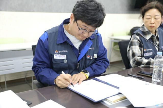 안규백 한국GM 노조 지부장이 노사 합의서에 서명하고 있다. ⓒ한국지엠노동조합