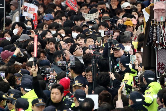 한동훈 전 국민의힘 대표가 지난달 27일 대구 중구 서문시장을 찾아 이동하고 있다. ⓒ뉴시스