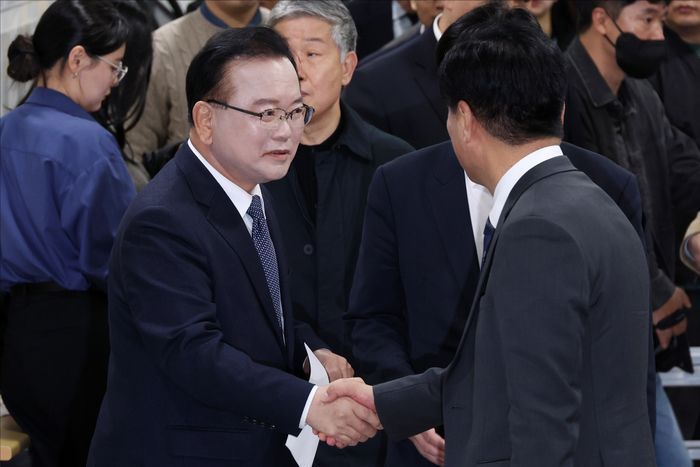 김부겸 전 국무총리가 30일 오전 서울 여의도 국회 소통관 기자회견장에서 대구시장 출마 선언 기자회견 전 더불어민주당 의원들과 악수를 하고 있다. ⓒ데일리안 홍금표 기자