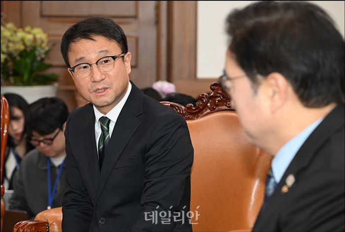 한병도 더불어민주당 원내대표가 12일 서울 여의도 국회에서 열린 여야 원내대표 회동에서 인사말을 하고 있다. ⓒ데일리안 홍금표 기자