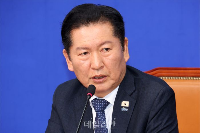정청래 더불어민주당 대표가 17일 오전 국회에서 검찰개혁 관련 긴급 기자회견을 하고 있다. ⓒ데일리안 홍금표 기자