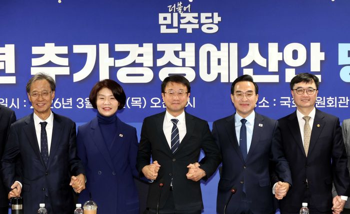 박홍근 기획예산처 장관, 한병도 더불어민주당 원내대표, 한정애 정책위의장 등이 26일 오전 서울 여의도 국회 의원회관에서 열린 2026년 추가경정예산안 당정협의에서 기념촬영을 하고 있다.왼쪽부터 유동수 의원, 한 정책위의장, 한 원내대표, 박 장관, 임기근 기획예산처 차관. ⓒ뉴시스