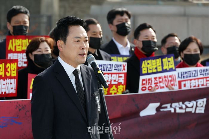 장동혁 국민의힘 대표가 5일 오전 서울 종로구 청와대 앞 분수대 광장에서 열린 국민의힘 현장 의원총회에서 규탄 발언을 하고 있다. ⓒ데일리안 홍금표 기자