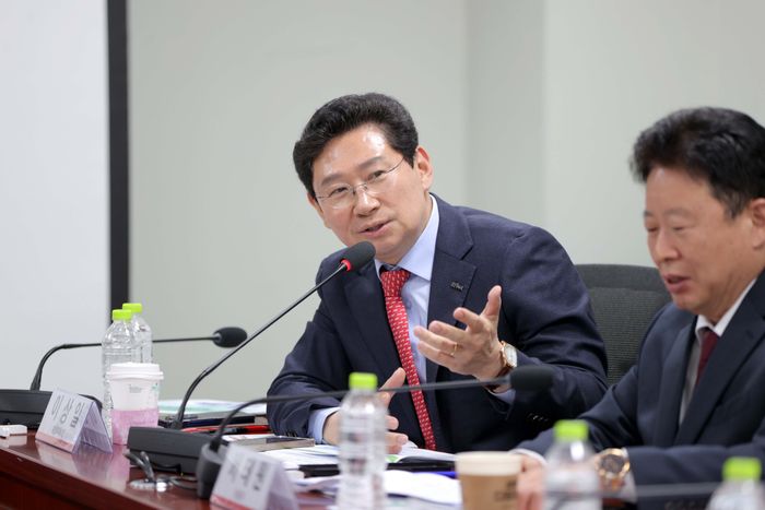 이상일 용인특례시장이 25일 서울 여의도 국회 의원회관에서 열린 제2기 한강사랑포럼 토론회에서 수도권 규제 관련 현안을 논하고 있다. ⓒ용인시 제공