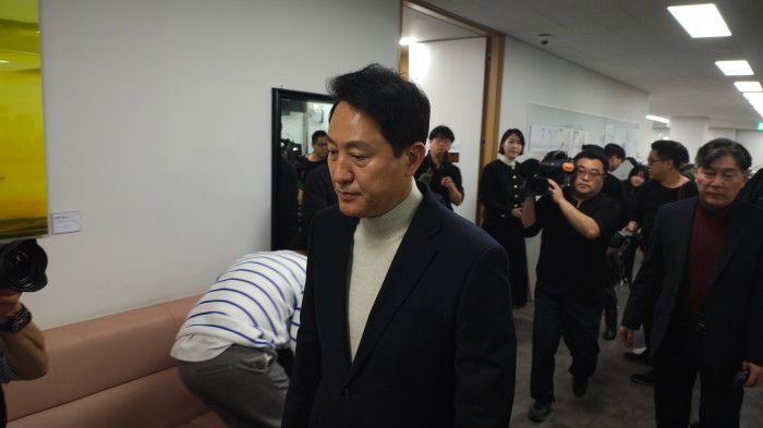 오세훈 서울시장이 17일 오후 서울시청에서 6·3 지방선거 출마 관련 기자회견 후 회견장을 나서고 있다.ⓒ데일리안 김인희 기자