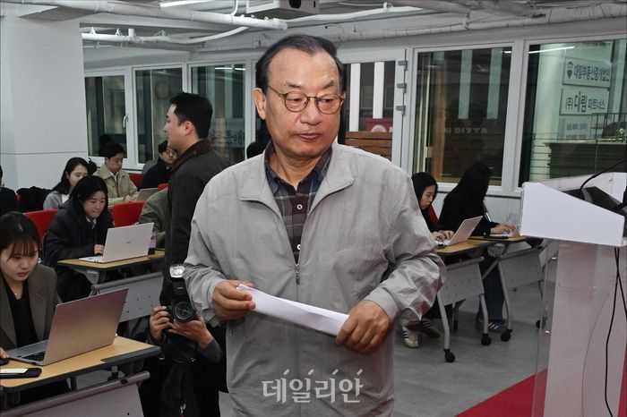 이정현 국민의힘 공천관리위원장이 지난 16일 오전 국민의힘 중앙당사에서 열린 기자회견에서 김영환 충북도지사에 대한 지방선거 공천 컷오프를 발표한 뒤 떠나고 있다. ⓒ데일리안 홍금표 기자