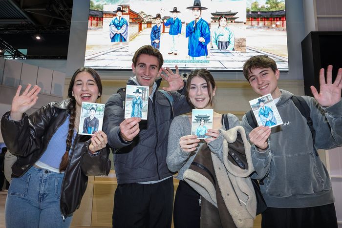 AI 기술로 한복을 가상 착용해보는 ‘AI 한복체험’ⓒKT