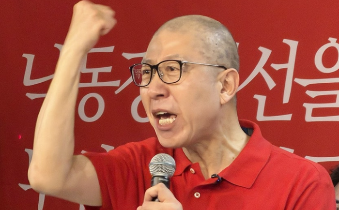 3선에 도전하는 박형준 부산시장이 28일 부산진구 부전동의 한 빌딩에 마련된 경선 사무소 개소식에서 출마 선언을 하며 어퍼컷 세리머니를 하고 있다. ⓒ연합뉴스