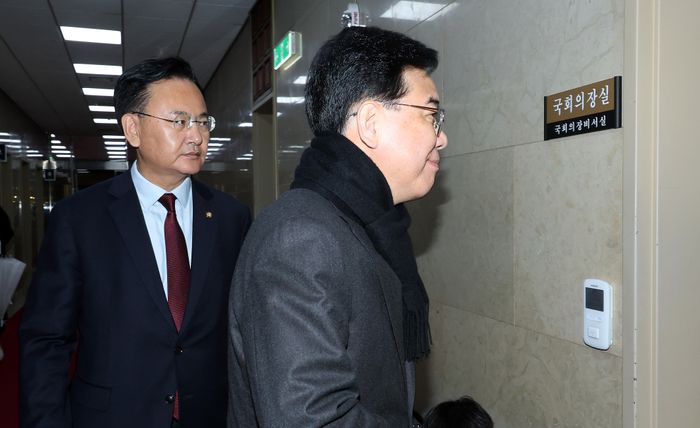 국민의힘 송언석 원내대표와 유상범 원내운영수석부대표가 18일 국회 의장실을 항의 방문하고 있다. ⓒ연합뉴스