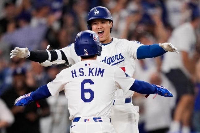 김혜성과 환호하는 오타니. ⓒ AP=뉴시스