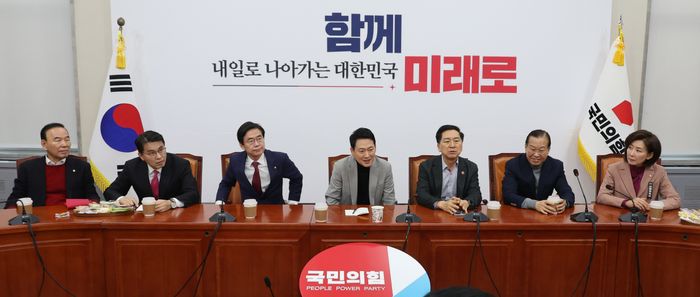 장동혁 국민의힘 대표와 중진의원들이 26일 오전 서울 여의도 국회에서 면담을 하고 있다. ⓒ뉴시스