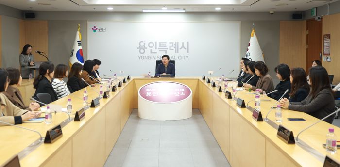 이상일 용인특례시장이 지난 26일 시청에서 학부모들과 (가칭)AI예술융합고 설립 등 교육 현안을 논의하고 있는 모습. ⓒ용인시 제공