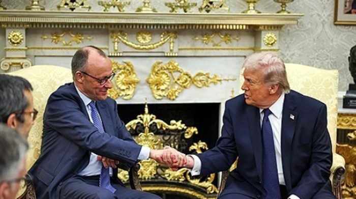 프리드리히 메르츠(왼쪽) 독일 총리와 도널드 트럼프 미국 대통령이 3일(현지시간) 워싱턴DC 백악관에서 만나 악수하고 있다. ⓒUPI/연합뉴스