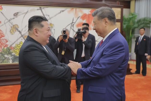 시진핑(오른쪽) 중국 국가주석이 지난해 9월 4일 베이징에서 김정은 북한 국무위원장과 정상회담을 한 뒤 악수를 하고 있다. ⓒ 뉴시스