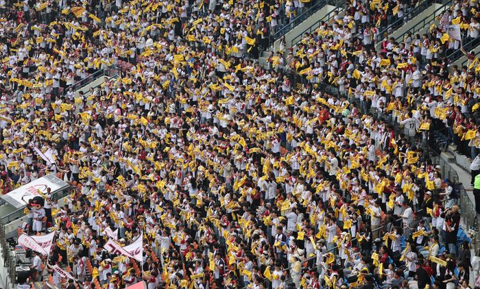 2026 신한 SOL KBO리그가 개막한 29일 오후 서울 송파구 잠실야구장에서 열린 LG 트윈스와 kt위즈의 경기를 찾은 만원 관중이 열띤 응원을 하고 있다. ⓒ 뉴시스