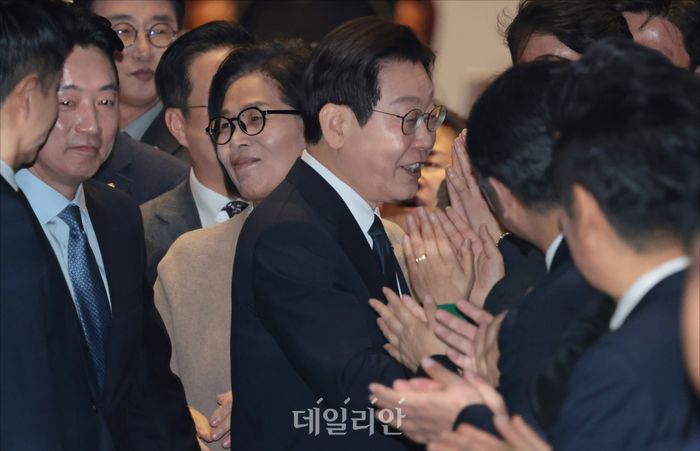 이재명 대통령이 지난해 11월 4일 오전 열린 국회 본회의에서 2026년도 예산안 및 기금운용계획안 대통령 시정연설을 마친 뒤 퇴장하며 최민희 과방위원장 등과 인사를 나누고 있다. ⓒ데일리안 홍금표 기자