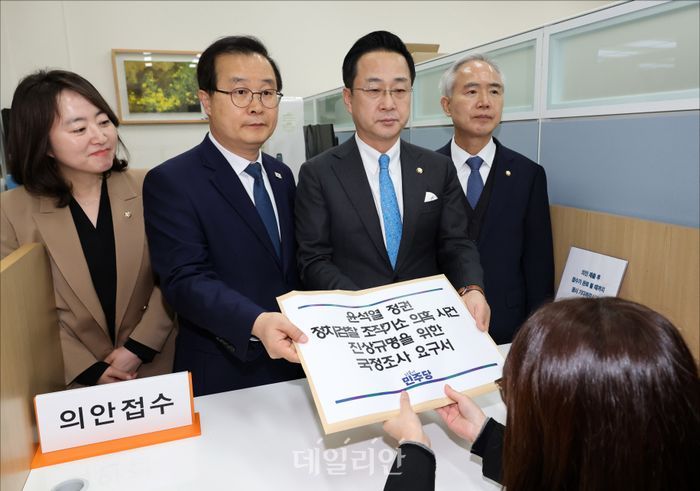 더불어민주당 양부남, 박성준, 이건태, 이주희 의원(오른쪽부터)이 11일 오전 서울 여의도 국회 의안과에서 