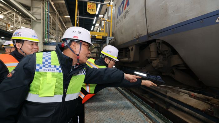 9일 수도권철도차량정비단 현장 점검에 나선 김태승 한국철도공사 사장.ⓒ코레일