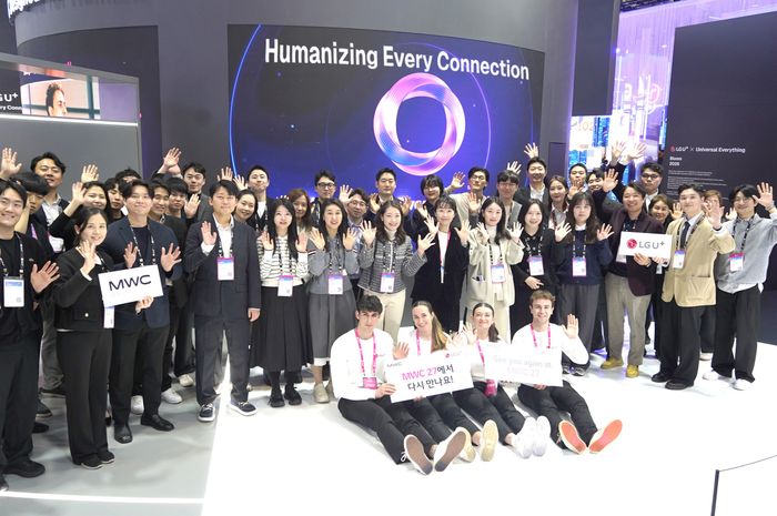 스페인 바르셀로나에서 공개된 LG유플러스 MWC26 전시관에서 임직원들이 내년 MWC에 대한 기대감을 드러내는 모습.ⓒLG유플러스