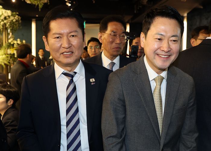 정청래(왼쪽) 더불어민주당 대표와 장동혁 국민의힘 대표가 지난 10일 서울 영등포구 한국노총 웨딩여율리에서 열린 