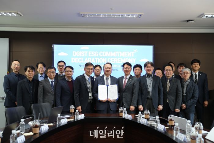 DGIST가 지난 17일 대학본부에서 ESG 경영선포식을 개최한 가운데 참석자들이 기념촬영을 하고 있다.ⓒDGIST