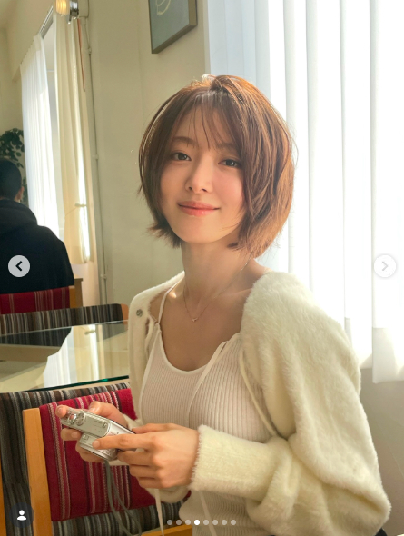 

<figure>” /><figcaption>
<figure></figcaption></figure>
<p>公開された写真にはカフェでくつろぐイ・セヨンの姿が写っている。短めのボブもよく似合っている。</p>
<figure><img decoding=