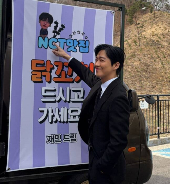 

<figure>” /><figcaption>
<figure></figcaption></figure>
<p>二人は先月26日に公開されたYouTubeチャンネル「セルフォンKODE」に出演した。この日、外見だけでなく仕草まで似ていると話題になった。その後、ナムグンミンはジェミンのコンサート会場にコーヒートラックを送ったこともある。</p>
<figure><img decoding=