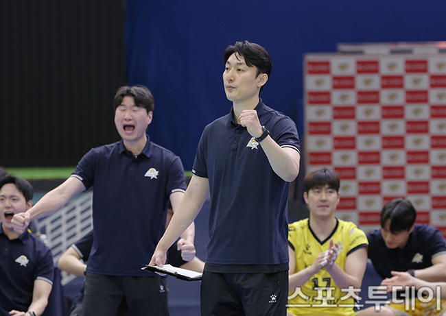KB損害保険のハ・ヒョンヨン監督代行が試合を見守っている