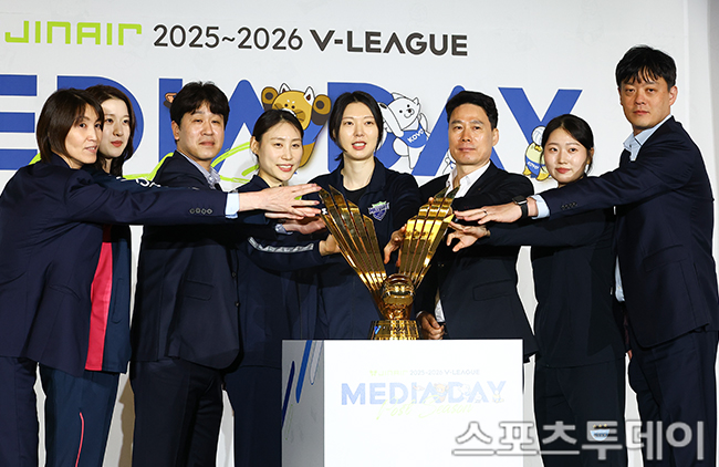 2025-2026 V리그 포스트시즌: 감독과 선수들의 포토타임 하이라이트