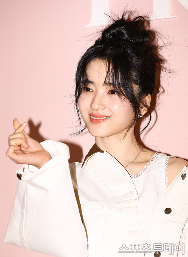 Discover the Glamour: Kim Tae-ri’s Stunning Appearance at Lotte World Tower’s Luxury Brand Launch