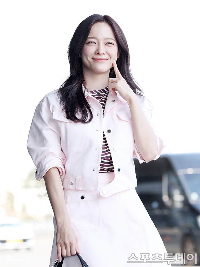 Kim Sejeong Departs for Tokyo: What’s Next for the Rising Star in 2025?