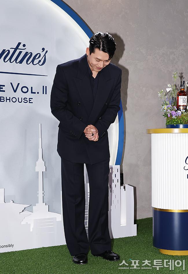 \"俳優ヒョンビンがポーズをとる\"