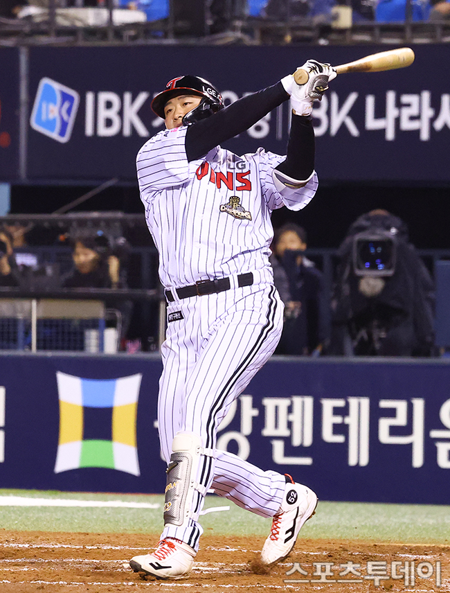 \"2026年3月31日、ソウル・蚕室野球場でのKIAタイガース対LGツインズ戦、7回裏無死一塁で打席に立つLGのイ・ジェウォン\"