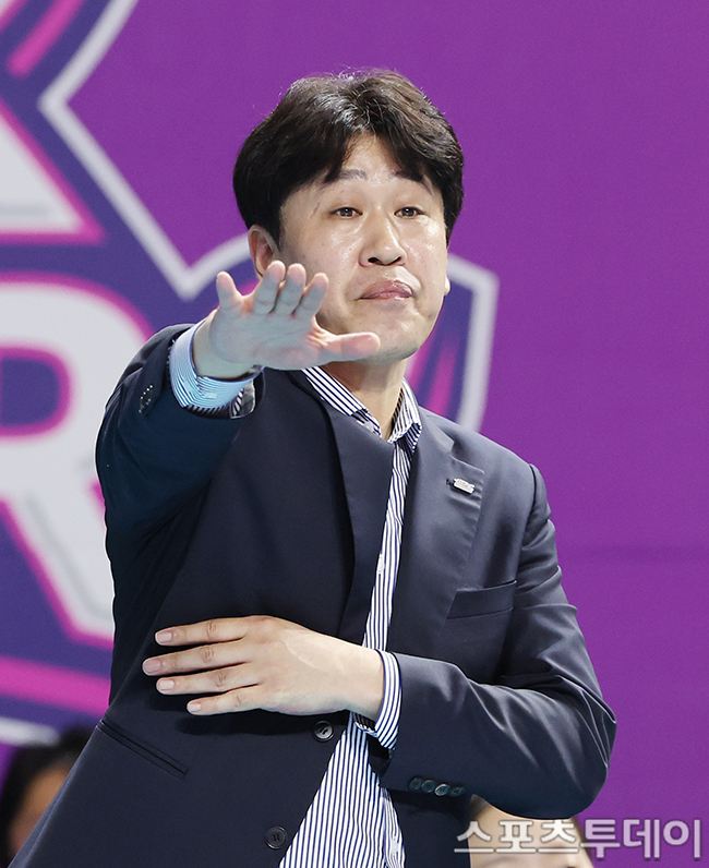 韓国道路公社のキム・ジョンミン監督が手で合図している様子