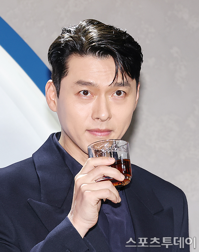 俳優ヒョンビンのポーズ
