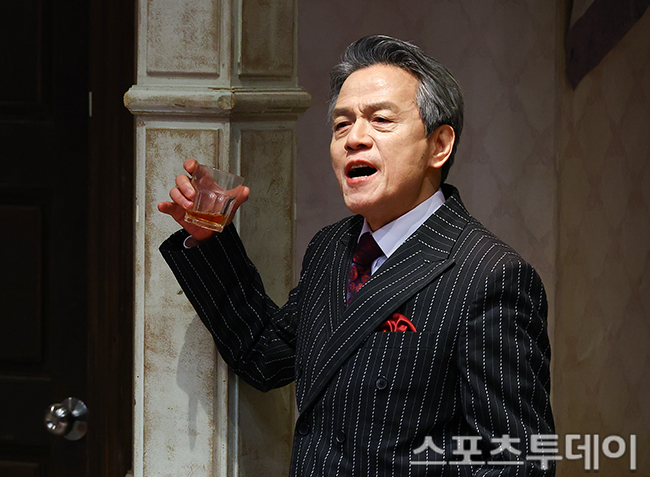 Discover the Magic of ‘Orphans’: Park Ji-il’s Captivating Performance Unveiled