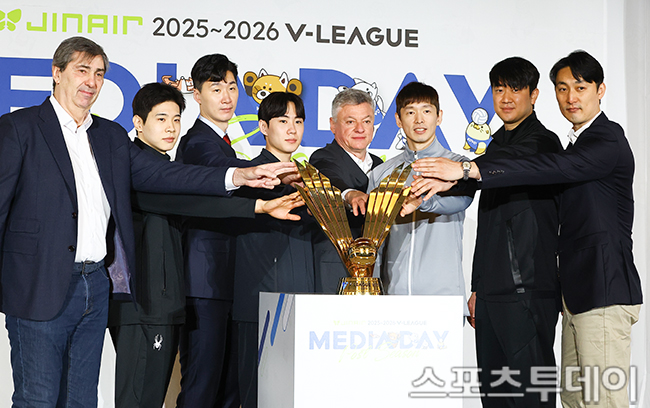 2025-2026 V리그 포스트시즌 미디어데이: 감독과 선수들의 포토타임 하이라이트