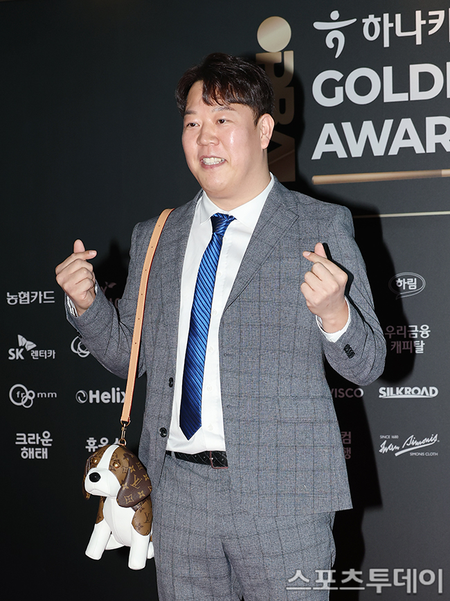 カン・ドングンがフォトウォールでポーズを取っている