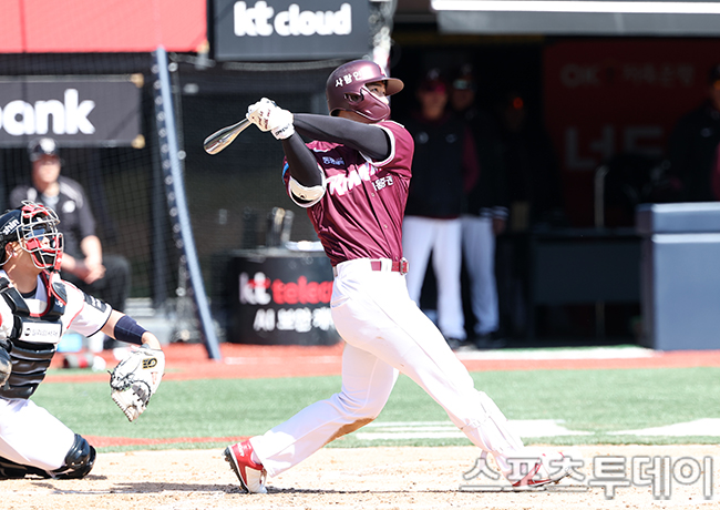 KBO Spring Showdown: Kiwoom Heroes Triumph Over LG Twins 13-10