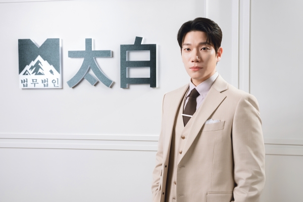 Discover the Intriguing Dynamics of ‘신이랑 법률사무소’: Kim Kyung-nam vs. Yoo Yeon-seok in a Legal Showdown