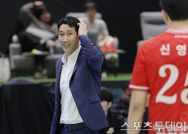 韓国電力のクォン・ヨンミン監督がシン・ヨンソクと視線を交わす