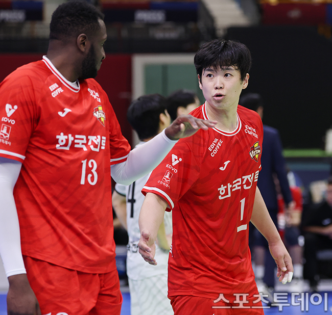 \"韓国電力のソ・ジェドクがベノンとハイタッチしている場面\"
