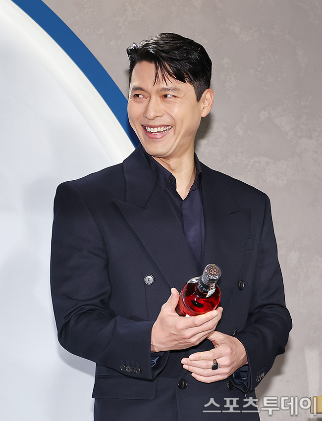 俳優현빈がポーズを取っている