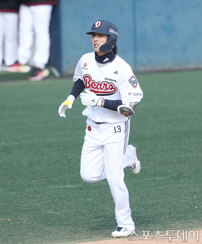 \"斗山のイ・ユチャンが6回裏に3点本塁打を放っている\"