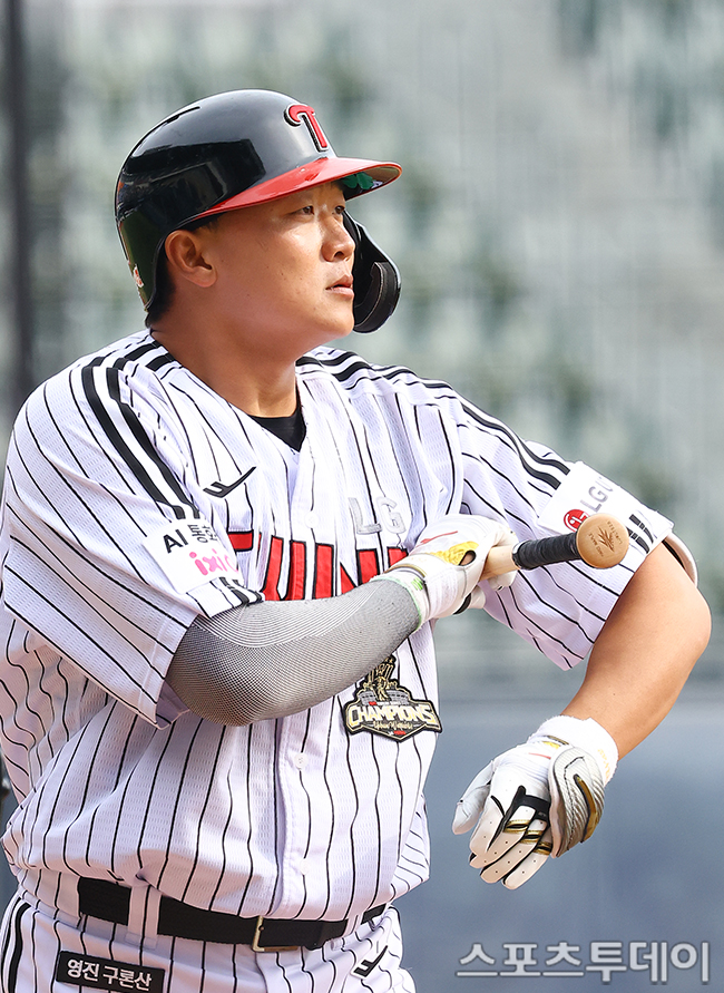 24日、ソウル・蚕室野球場で行われた2026プロ野球のキウム・ヒーローズ対LGツインズのオープン戦で、9回に打席に入る準備をするLGのイ・ジェウォン。