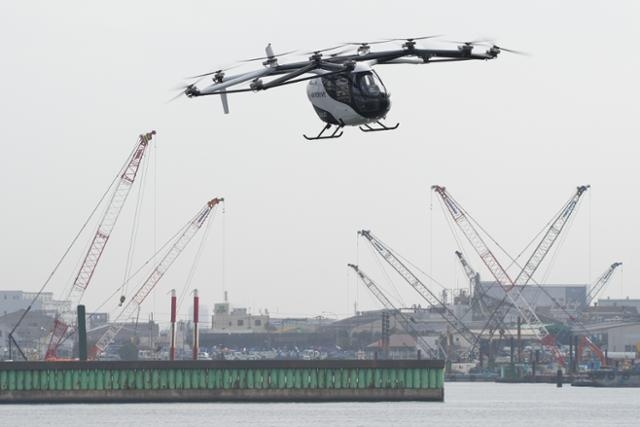 일본 플라잉카 제조업체 스카이드라이브의 전기수직이착륙기(eVTOL) 플라잉카가 지난달 24일 일본 도쿄에서 시연 운항하고 있다. 사진=AP 뉴시스
