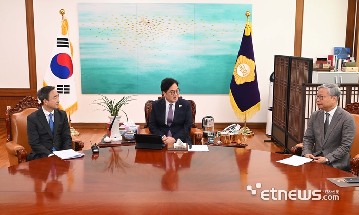 우원식 국회의장이 9일 국회 의장 집무실에서 열린 AI 인재육성 관련 단체장 간담회에서 임문영 국가인공지능전략위원회 부위원장, 윤의준 한국공학한림원 회장을 만나 대화하고 있다. 김민수기자 mskim@etnews.com