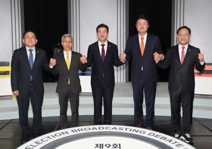 27일 서울 마포구 MBC 미디어센터에서 중앙선거방송토론위원회가 주최한 제9회 전국동시지방선거 제1차 정책토론회에서 참석자들이 기념촬영을 하고 있다. 왼쪽부터 조국혁신당 차규근 원내수석부대표, 정의당 권영국 대표, 더불어민주당 박상혁 정책위원회 사회수석부의장, 개혁신당 김정철 최고위원, 국민의힘 임종득 의원.  연합뉴스